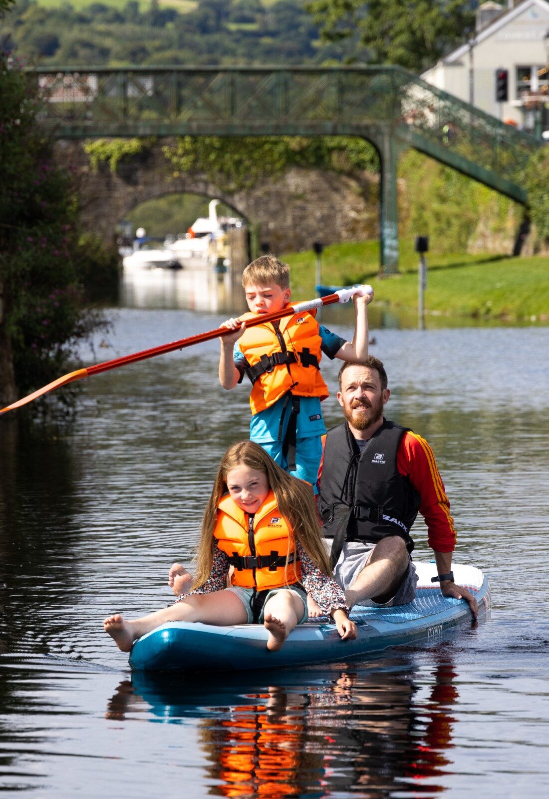 Family Paddle boarding by the Farmers Market Killaloe Co Clare TI7TTN Custom