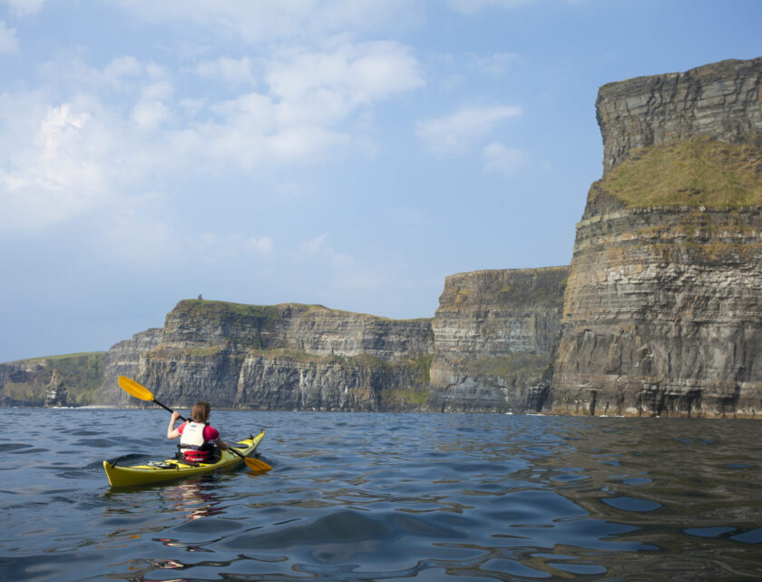 Kayaking Cliffs of Moher Co Clare TI71BYU